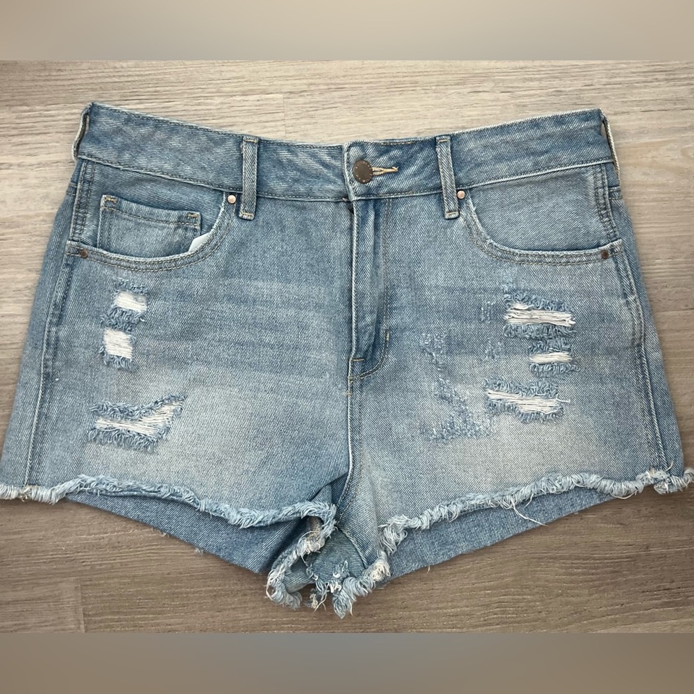 Bullhead high rise, distressed shorts